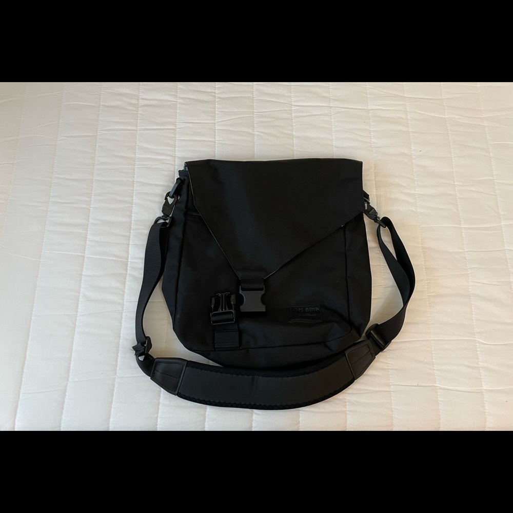 Gently Used Tom Bihn Blk Large Cafe Bag w/ Absolute Shoulder Strap